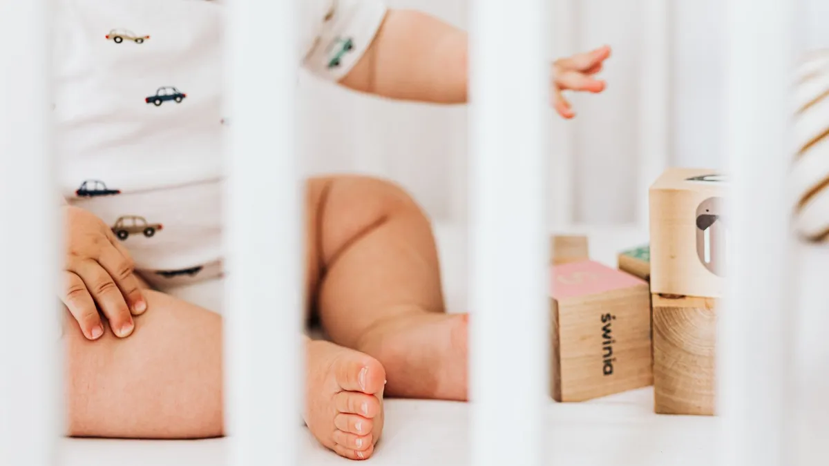 Bébé endormi paisiblement dans son lit