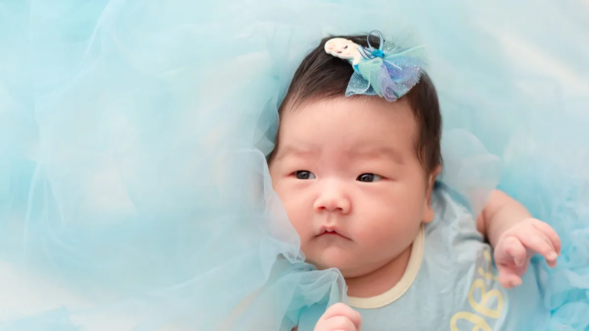 Jalousie frère sœur : signes et conseils à l'arrivée de bébé
