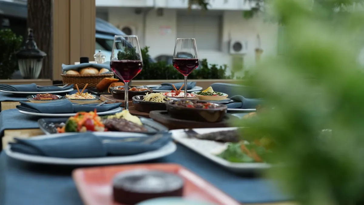 Table familiale dressée avec un repas coloré et équilibré