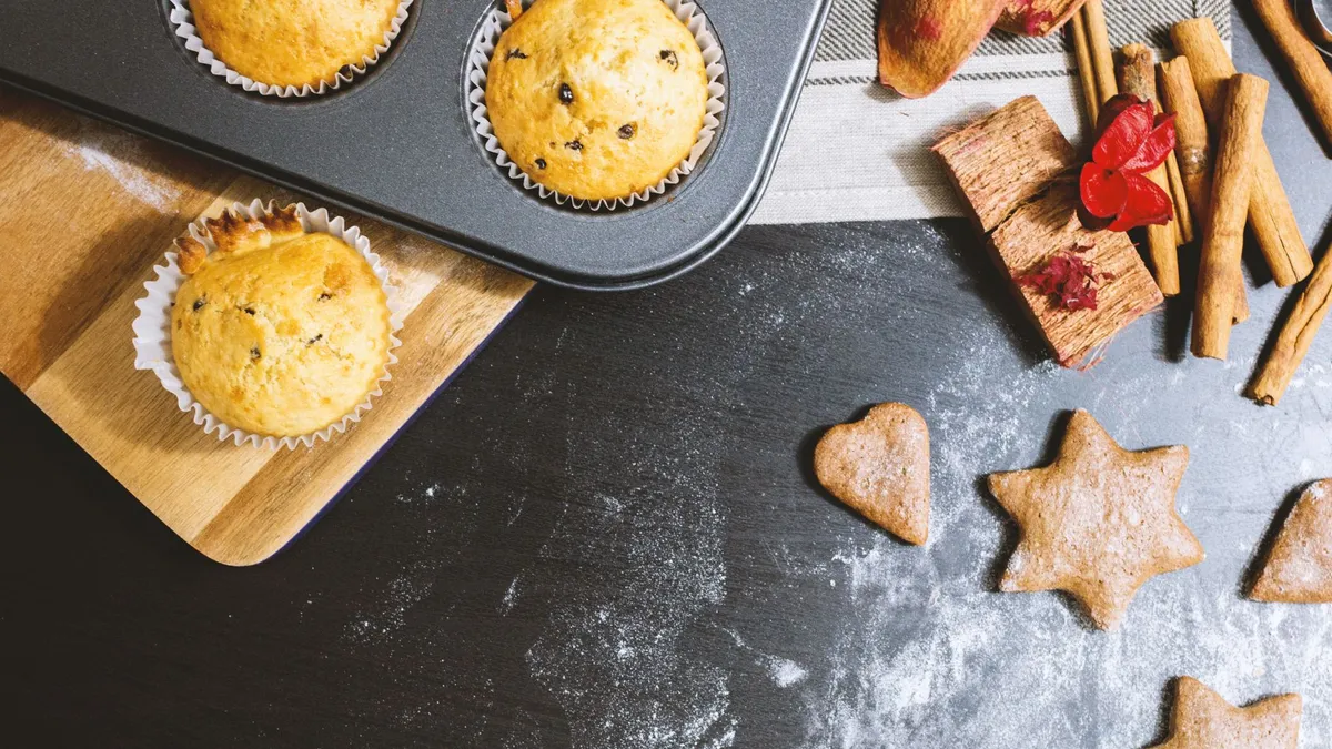 Muffins à la banane et cookies maison sur une planche en bois