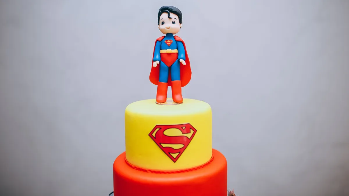 Gâteau d'anniversaire d'enfant coloré décoré de bougies et de vermicelles