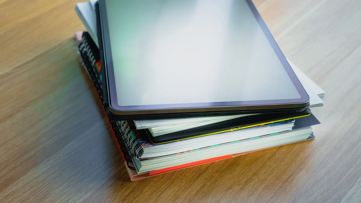 Pile de livres de parentalité posés sur une table avec une tasse de thé