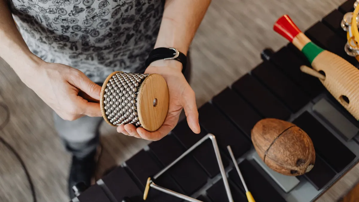 Éveil musical de bébé : bienfaits, instruments et comptines