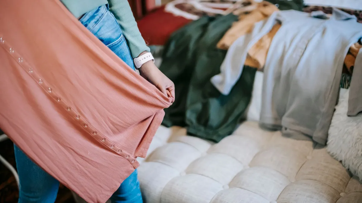 Valise de maternité ouverte avec vêtements de bébé et affaires de la maman
