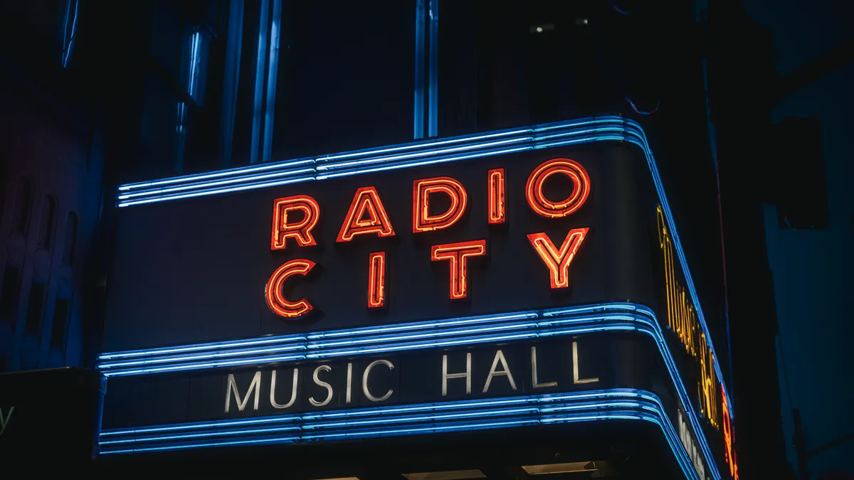 Famille qui danse et chante ensemble dans la cuisine le samedi matin