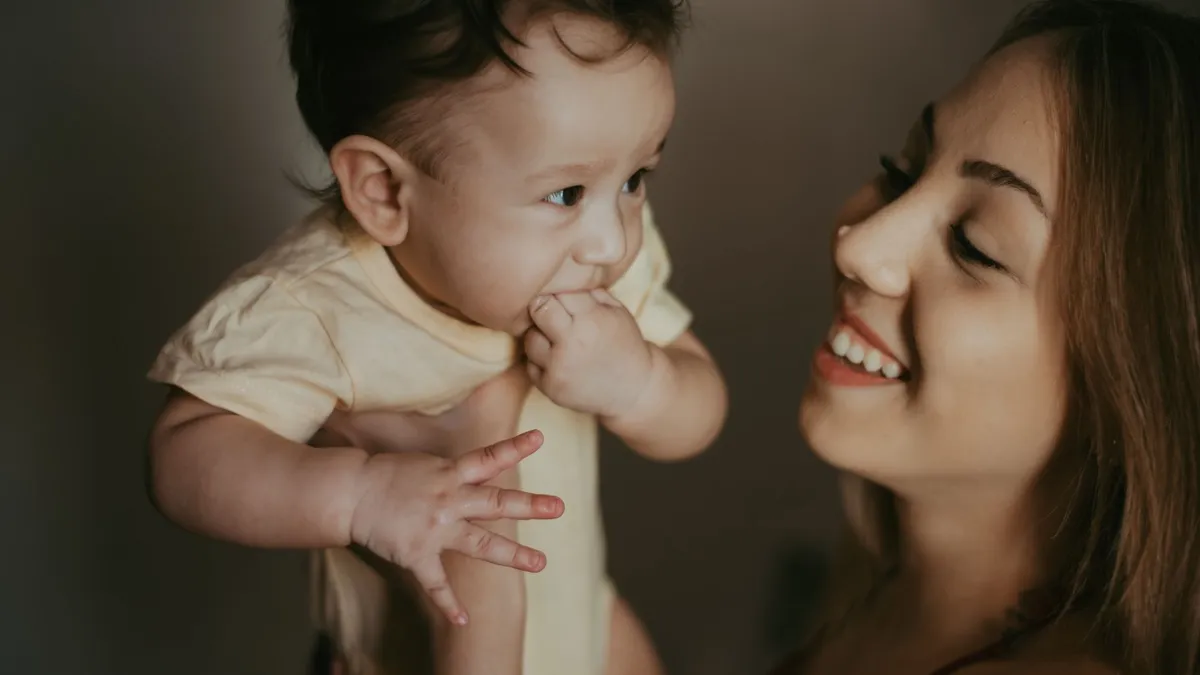 Parent prenant soin d'un bébé enrhumé au nez qui coule