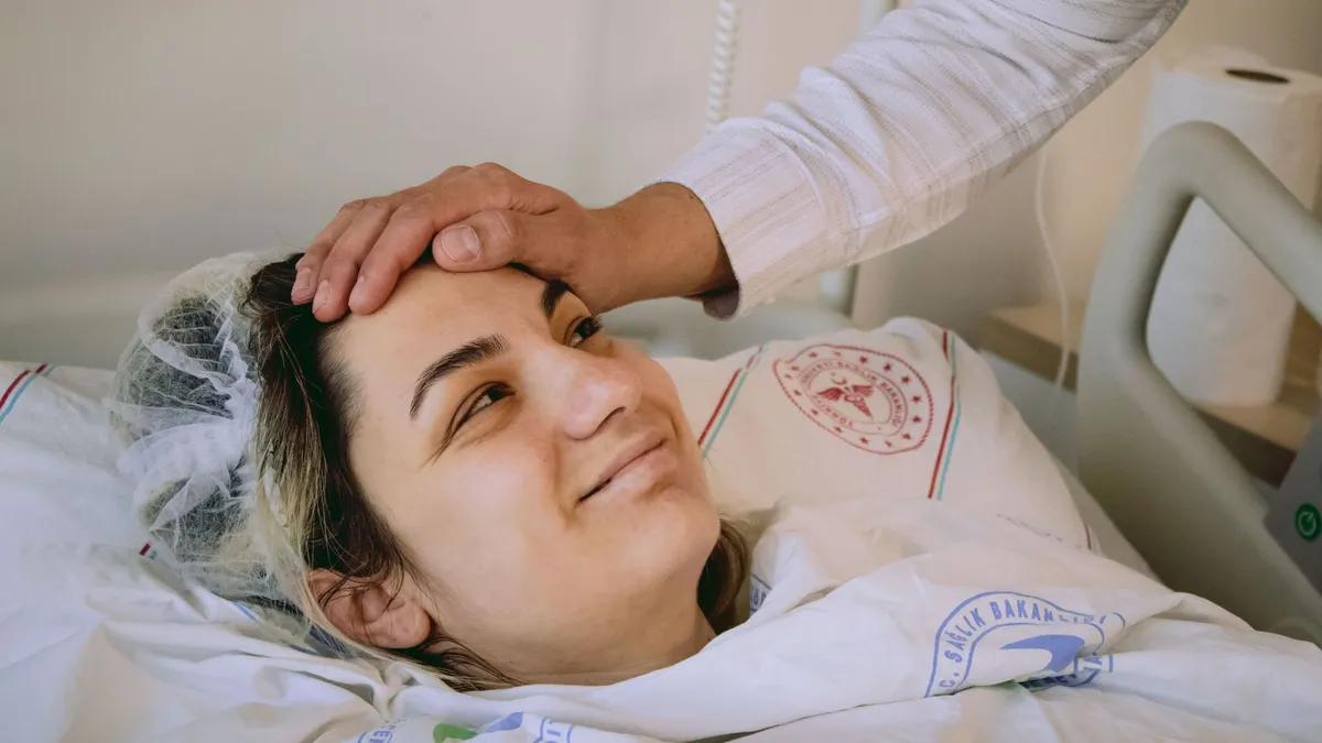 Jeune maman au repos avec son nouveau-né après une césarienne