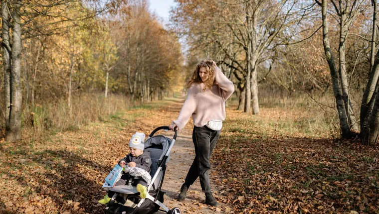 Maman marchant en extérieur avec son bébé pour reprendre une activité douce après l'accouchement