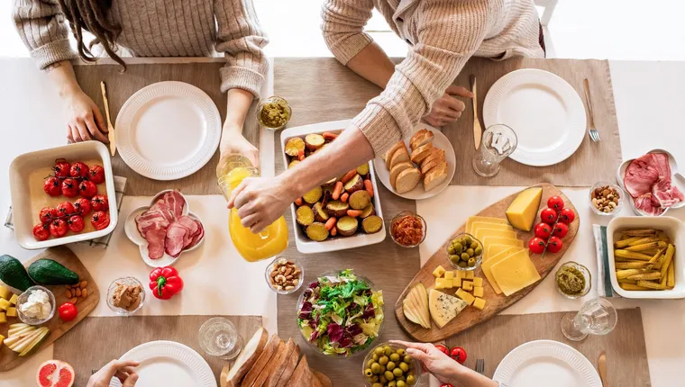 Famille attablée devant des repas équilibrés préparés à l'avance en batch cooking