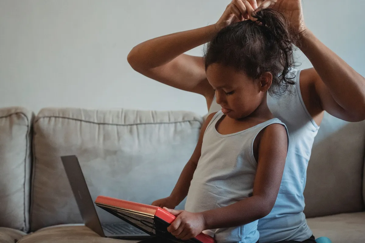 Une maman et son enfant devant un écran, découvrant ensemble une intelligence artificielle