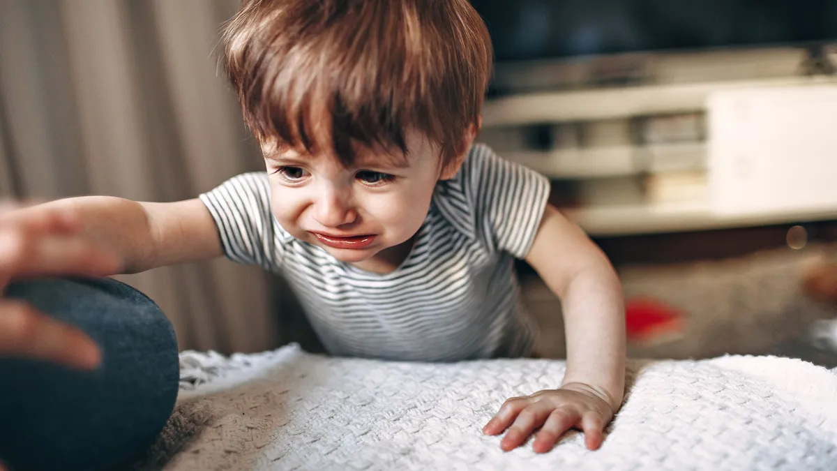 Parent qui accompagne avec douceur un jeune enfant contrarié