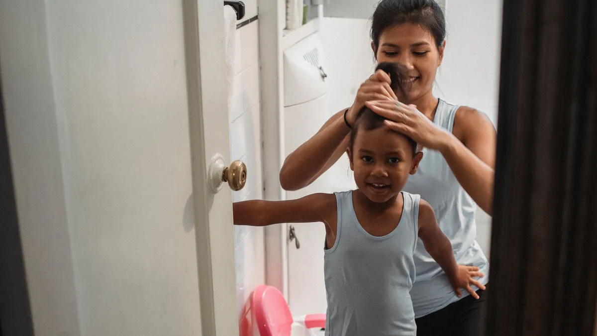 Un tout-petit assis sur un pot dans une salle de bain lumineuse