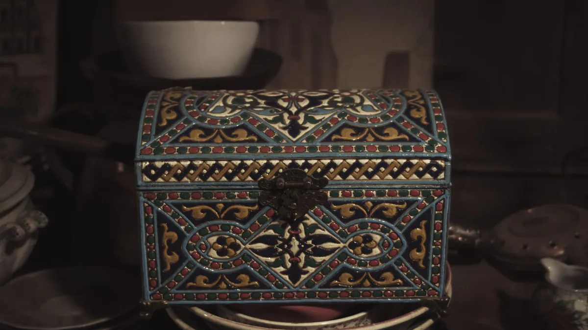 Coffret ouvert contenant de vieux bijoux de famille et des pièces anciennes